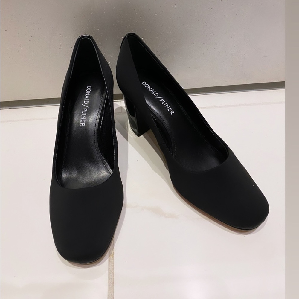 Donald Pliner Pump